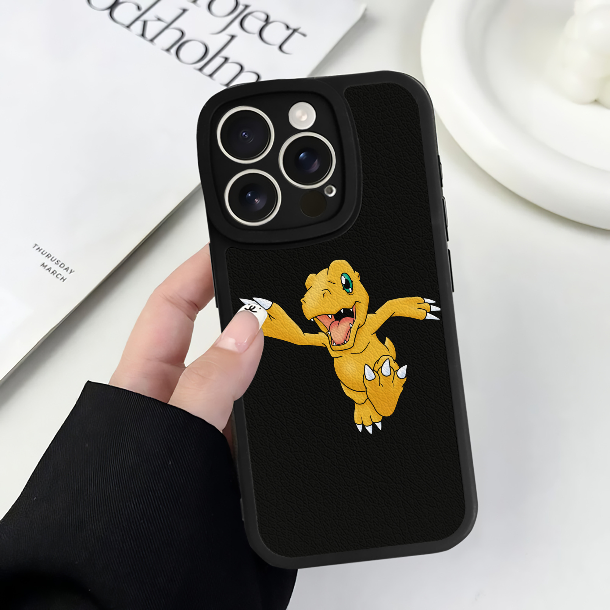 （画像用） Digimon デジタルモンスター/デジモン 【iPhone 16シリーズ対応】シリコンスマホケース（レザー調） 材質：シリコン
